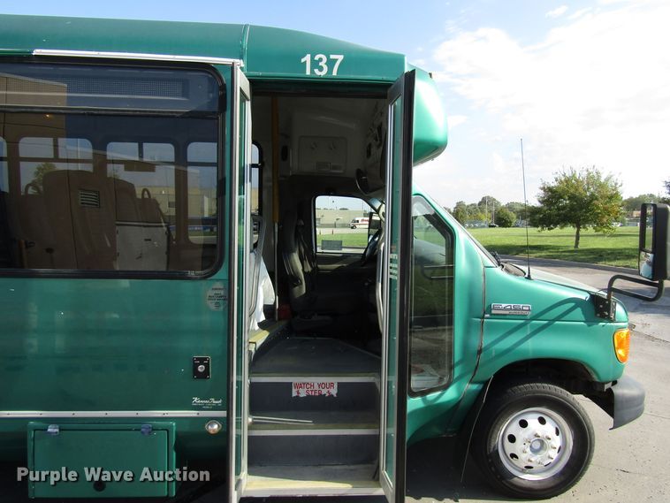 image for item DG8176 2007 Ford E450 shuttle bus