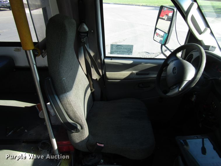 image for item DG8176 2007 Ford E450 shuttle bus