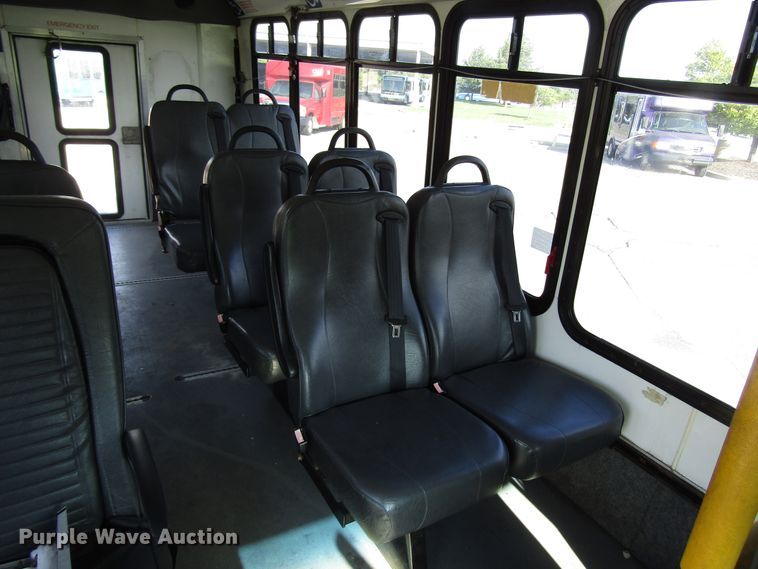 image for item DG8176 2007 Ford E450 shuttle bus