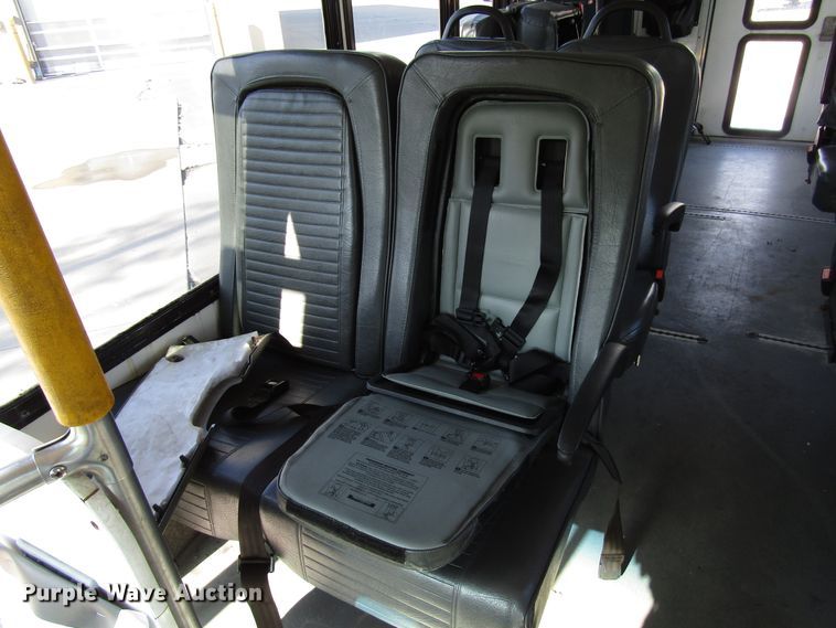 image for item DG8176 2007 Ford E450 shuttle bus