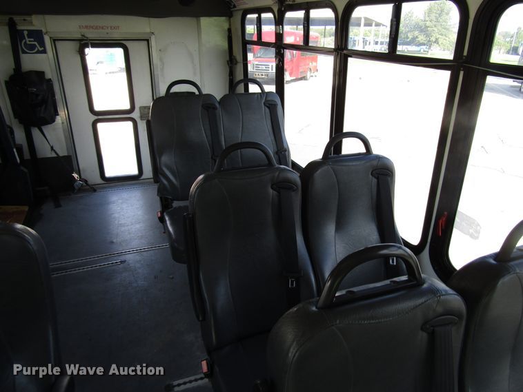 image for item DG8176 2007 Ford E450 shuttle bus