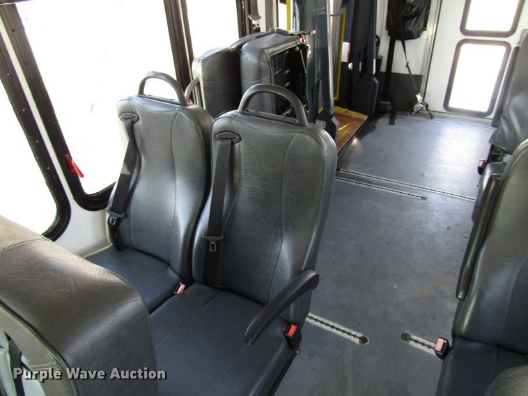 image for item DG8176 2007 Ford E450 shuttle bus