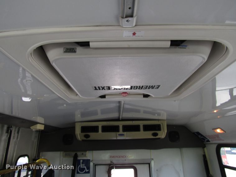 image for item DG8176 2007 Ford E450 shuttle bus