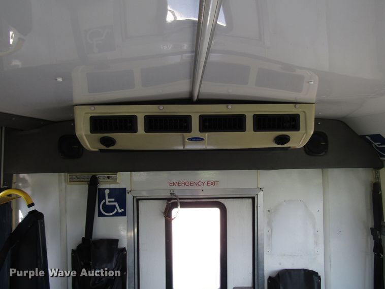 image for item DG8176 2007 Ford E450 shuttle bus