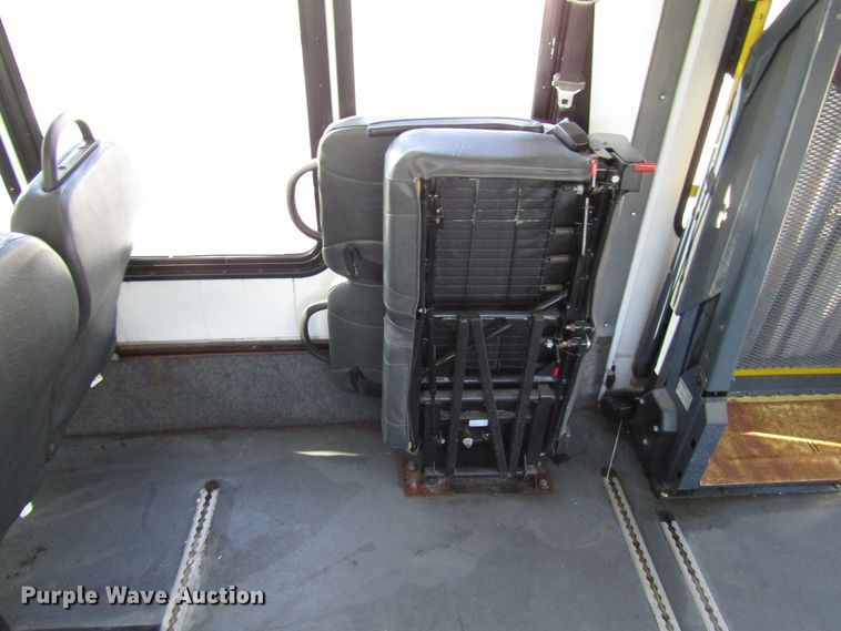 image for item DG8176 2007 Ford E450 shuttle bus