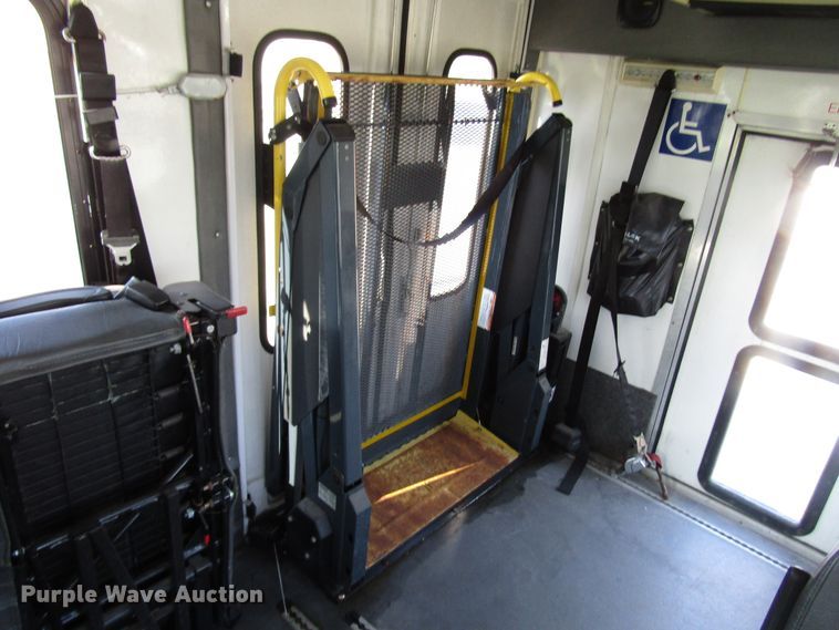 image for item DG8176 2007 Ford E450 shuttle bus