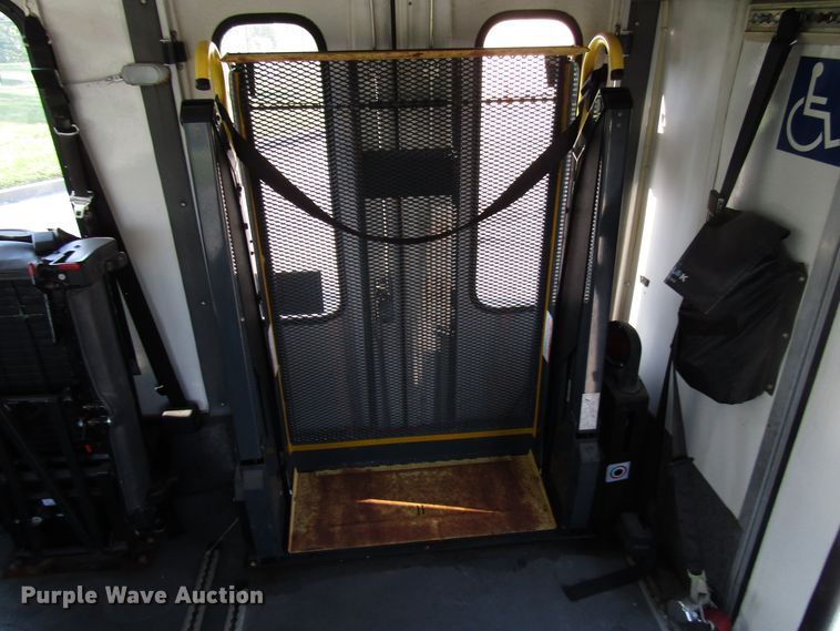 image for item DG8176 2007 Ford E450 shuttle bus