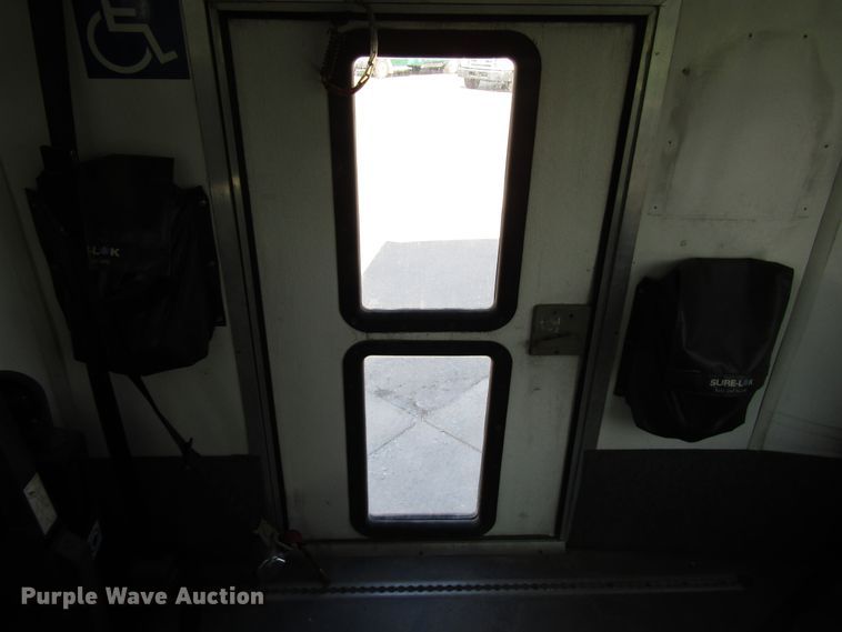 image for item DG8176 2007 Ford E450 shuttle bus