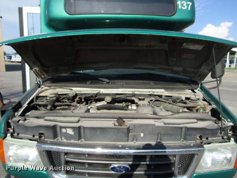 image for item DG8176 2007 Ford E450 shuttle bus