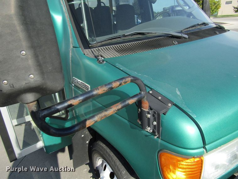 image for item DG8176 2007 Ford E450 shuttle bus
