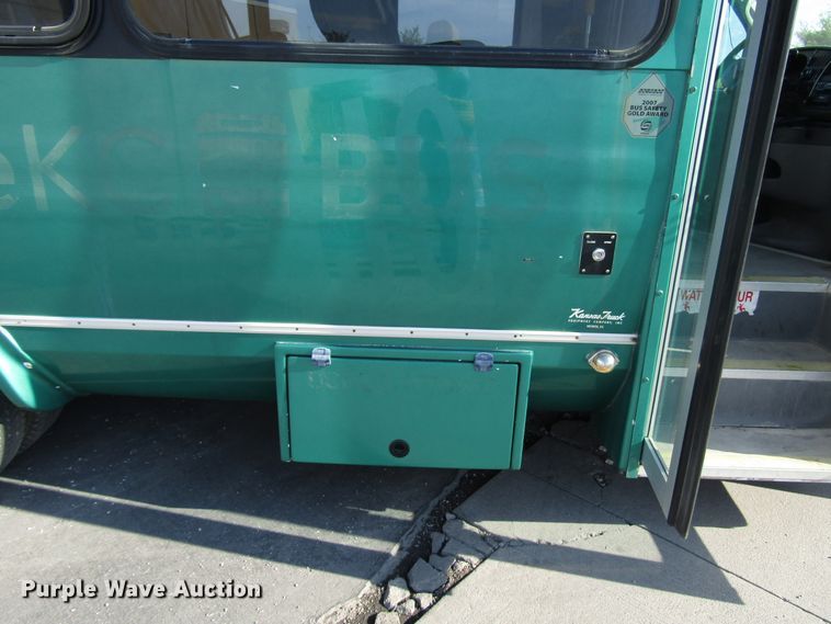 image for item DG8176 2007 Ford E450 shuttle bus