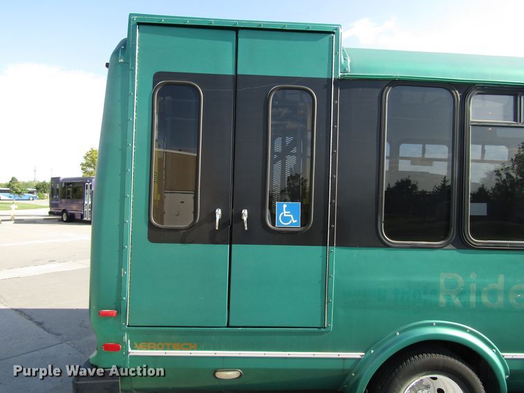 image for item DG8176 2007 Ford E450 shuttle bus