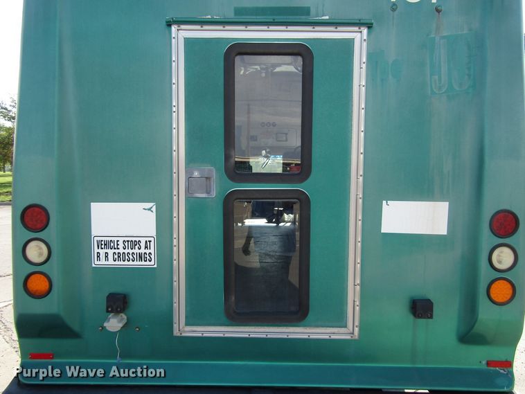 image for item DG8176 2007 Ford E450 shuttle bus