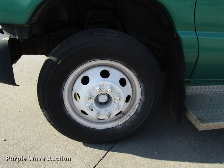 image for item DG8176 2007 Ford E450 shuttle bus