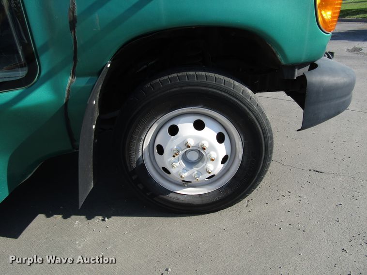 image for item DG8176 2007 Ford E450 shuttle bus