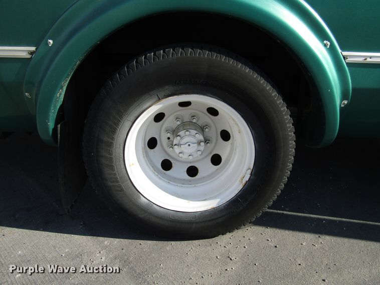 image for item DG8176 2007 Ford E450 shuttle bus