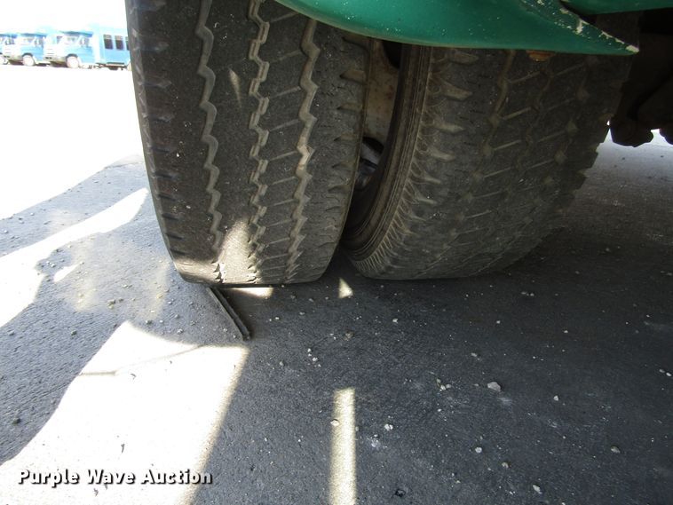 image for item DG8176 2007 Ford E450 shuttle bus