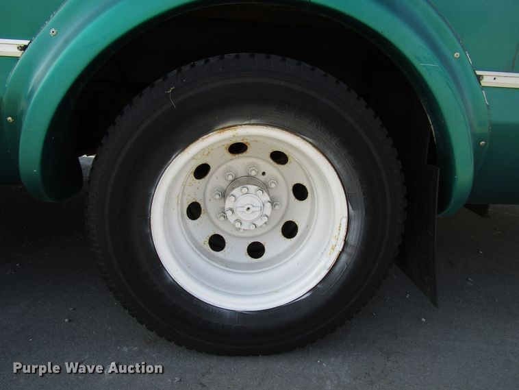 image for item DG8176 2007 Ford E450 shuttle bus