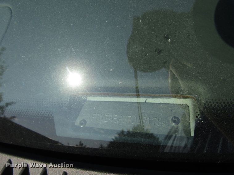 image for item DG8176 2007 Ford E450 shuttle bus