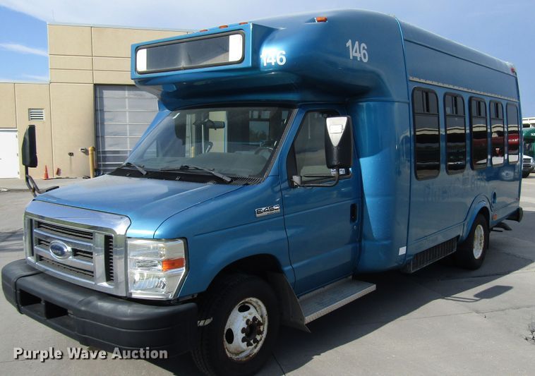 image for item DG8177 2009 Ford E450 shuttle bus