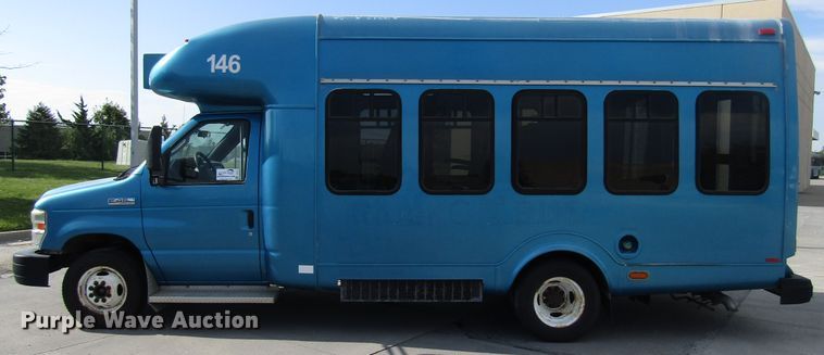 image for item DG8177 2009 Ford E450 shuttle bus