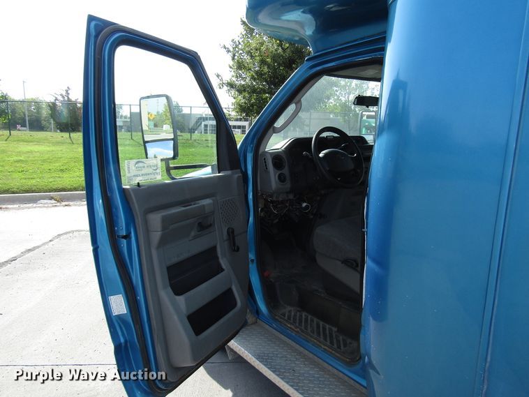 image for item DG8177 2009 Ford E450 shuttle bus