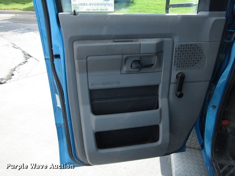 image for item DG8177 2009 Ford E450 shuttle bus