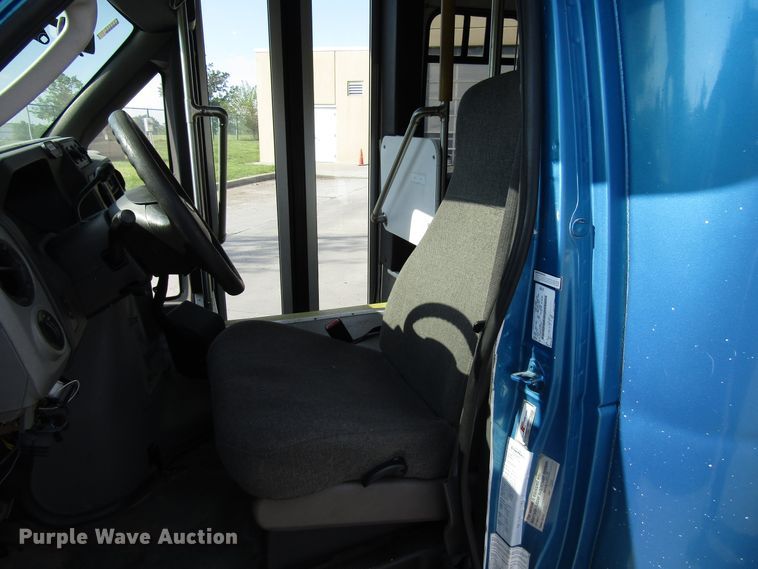 image for item DG8177 2009 Ford E450 shuttle bus