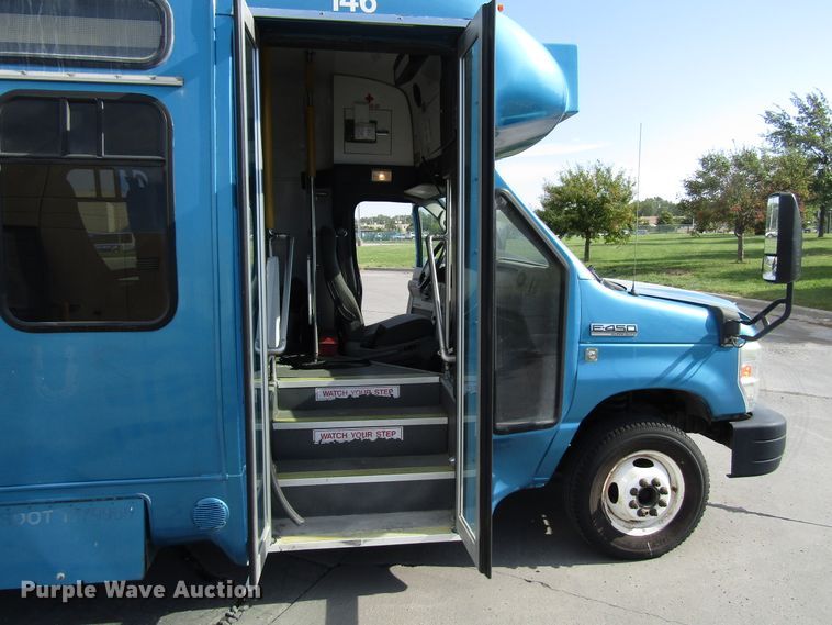 image for item DG8177 2009 Ford E450 shuttle bus