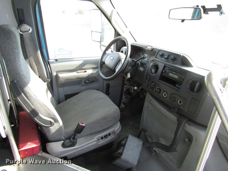 image for item DG8177 2009 Ford E450 shuttle bus