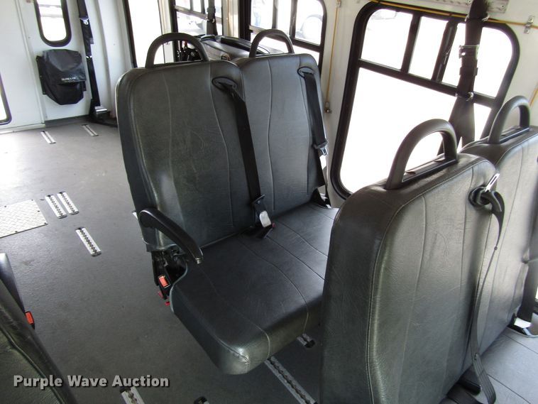 image for item DG8177 2009 Ford E450 shuttle bus