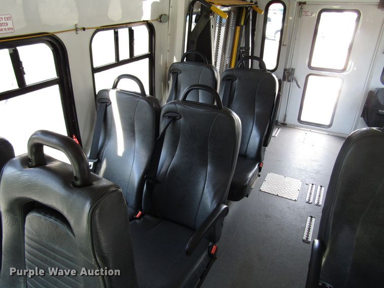 image for item DG8177 2009 Ford E450 shuttle bus
