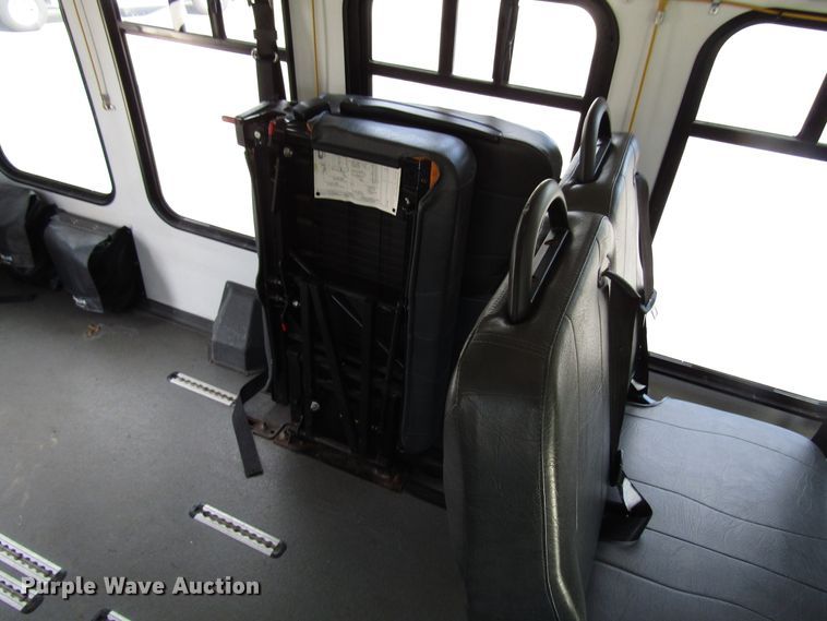 image for item DG8177 2009 Ford E450 shuttle bus