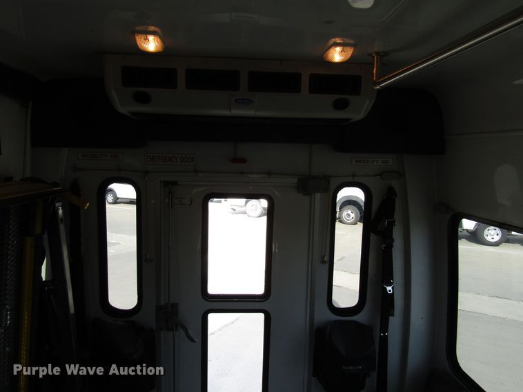 image for item DG8177 2009 Ford E450 shuttle bus