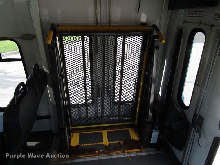 image for item DG8177 2009 Ford E450 shuttle bus