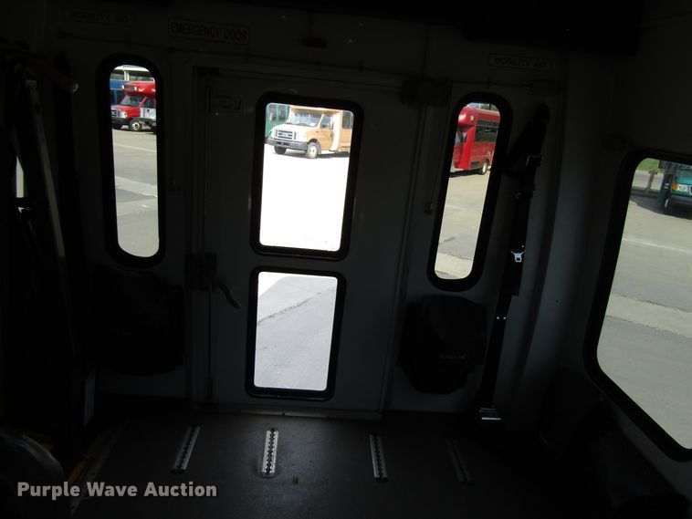 image for item DG8177 2009 Ford E450 shuttle bus