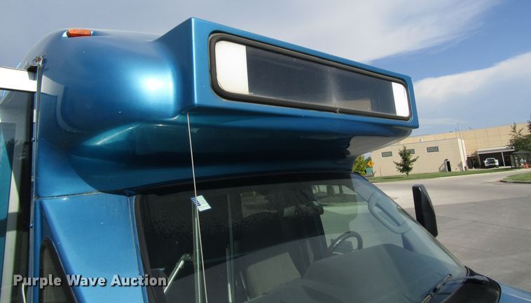 image for item DG8177 2009 Ford E450 shuttle bus