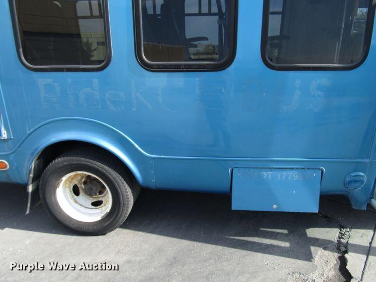 image for item DG8177 2009 Ford E450 shuttle bus