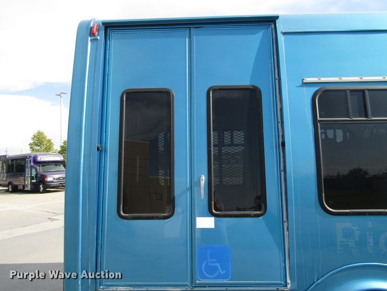 image for item DG8177 2009 Ford E450 shuttle bus