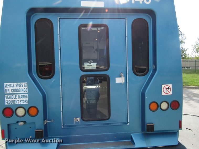 image for item DG8177 2009 Ford E450 shuttle bus