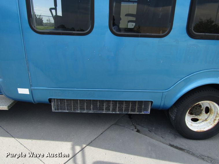 image for item DG8177 2009 Ford E450 shuttle bus