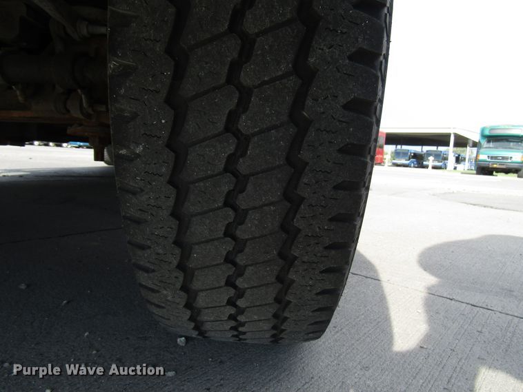 image for item DG8177 2009 Ford E450 shuttle bus