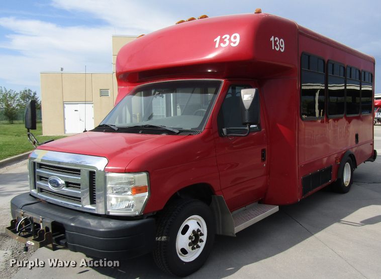 image for item DG8178 2008 Ford E450 shuttle bus