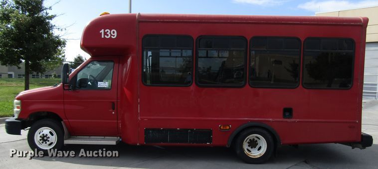 image for item DG8178 2008 Ford E450 shuttle bus