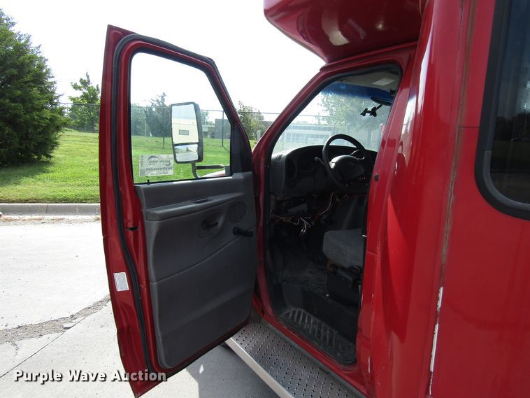 image for item DG8178 2008 Ford E450 shuttle bus