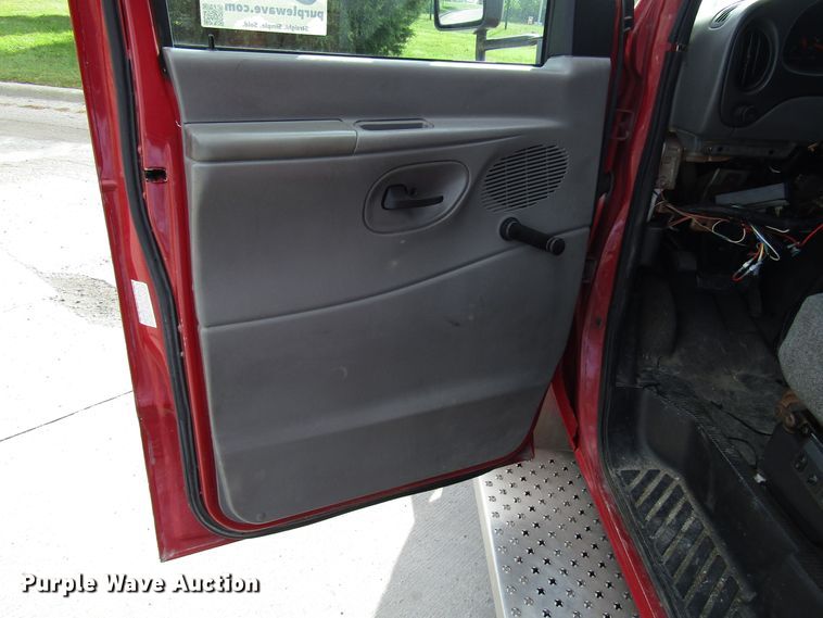 image for item DG8178 2008 Ford E450 shuttle bus