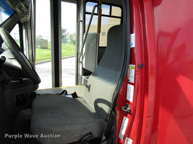 image for item DG8178 2008 Ford E450 shuttle bus