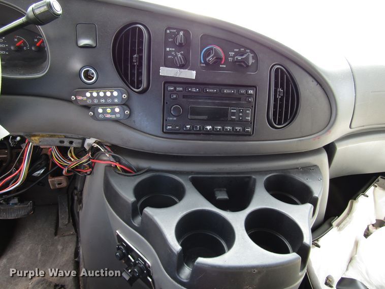 image for item DG8178 2008 Ford E450 shuttle bus