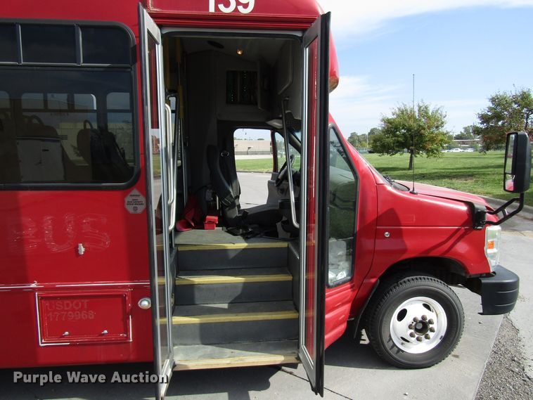 image for item DG8178 2008 Ford E450 shuttle bus