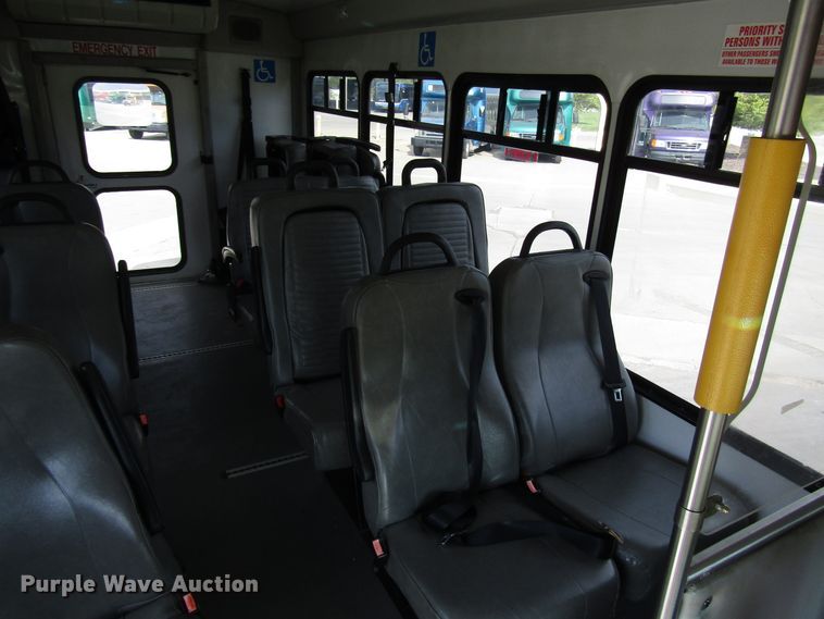 image for item DG8178 2008 Ford E450 shuttle bus